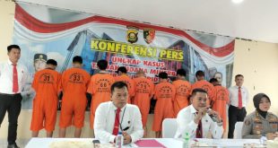 Direskrimsus Polda Sumsel, Kombes Pol Agung Marlianto SIK menghadirkan delapan sopir angkutan batubara ilegal, Senin (8/5/2023). Foto : Sumselheadline/Ela