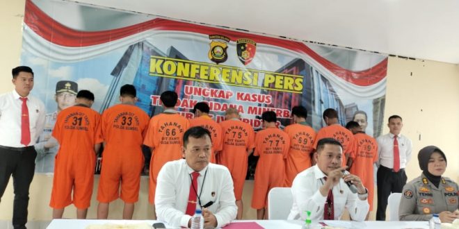 Direskrimsus Polda Sumsel, Kombes Pol Agung Marlianto SIK menghadirkan delapan sopir angkutan batubara ilegal, Senin (8/5/2023). Foto : Sumselheadline/Ela