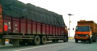 Truk besar lalu lalang di dalam Kota Palembang, yang mendapat protes karena selain macet, sering menyebabkan kecelakaan, Senin (8/5/2023). Foto : Sumselheadline/Pitria.