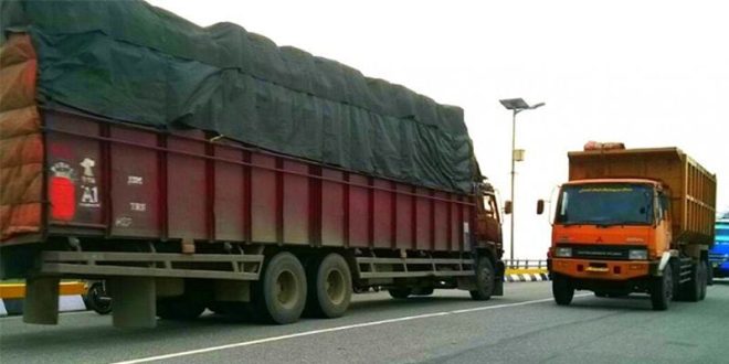 Truk besar lalu lalang di dalam Kota Palembang, yang mendapat protes karena selain macet, sering menyebabkan kecelakaan, Senin (8/5/2023). Foto : Sumselheadline/Pitria.