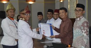Ketua PKS Sumsel, H Muhammad Toha menyerahkan berkas Caleg kepada Ketua KPUD Sumsel, Amrah Muslimin, Senin (8/5/2023). Foto : Sumselheadline/Edi