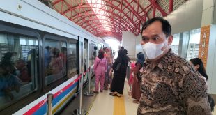 Dewan Pakar DPP Partai Gerindra yang  juga Ketua Dewan Penasehat DPD Gerindra Jawa Timur, Bambang Haryo Soekartono saat meninjau LRT Sumsel, Rabu (10/5/2023). Foto : Sumselheadline/Pitria