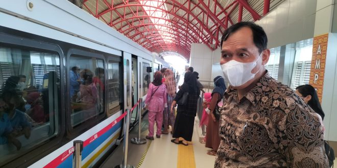 Dewan Pakar DPP Partai Gerindra yang  juga Ketua Dewan Penasehat DPD Gerindra Jawa Timur, Bambang Haryo Soekartono saat meninjau LRT Sumsel, Rabu (10/5/2023). Foto : Sumselheadline/Pitria