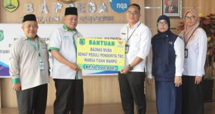 BAZNAS Muba menyerahkan bantuan Sehat Peduli Penderita TBC Warga tidak Mampu sebesar Rp 10 juta, dan penandatanganan kesepakatan bersama BAZNAS, Bank BRI Sekayu, kepala Puskesmas dan Perusahaan, Rabu (10/5/2023). Foto : Dinkominfo Muba.
