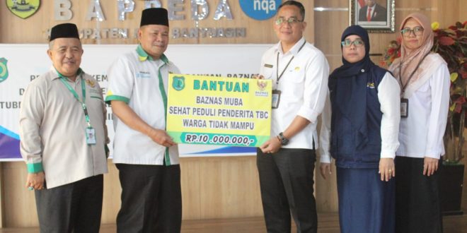 BAZNAS Muba menyerahkan bantuan Sehat Peduli Penderita TBC Warga tidak Mampu sebesar Rp 10 juta, dan penandatanganan kesepakatan bersama BAZNAS, Bank BRI Sekayu, kepala Puskesmas dan Perusahaan, Rabu (10/5/2023). Foto : Dinkominfo Muba.