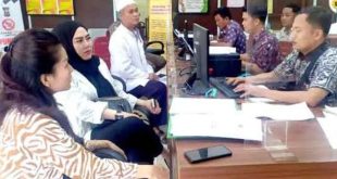 Windi Martini (41) didampingi penasihat hukumnya melapor menjadi korban arisan online, Rabu (10/5/2023). Foto : Sumselheadline/Ela.