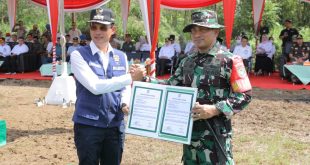 Walikota Palembang, Harnojoyo membuka secara resmi kegiatan TNI Manunggal Membangun Desa (TMMD) ke-116 di wilayah Kodim 0418/Palembang di Semataang Borang, Rabau (10/5/2023). Foto : Dinkominfo Palembang.