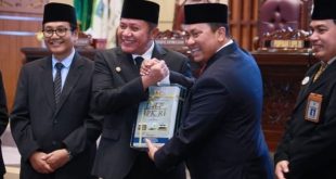 Pimpinan Pemeriksaan Keuangan Negara I, Nyoman Adhi Suryadnyaba menyerahkan Laporan Hasil Pemeriksaan (LHP) atas Laporan Keuangan Pemerintah Daerah (LKPD) Provinsi Sumsel Tahun 2022 pada Rapat Paripurna Istimewa di Gedung DPRD Provinsi Sumsel, Rabu (10/5) pagi. Foto : Humas Pemprov Sumsel.