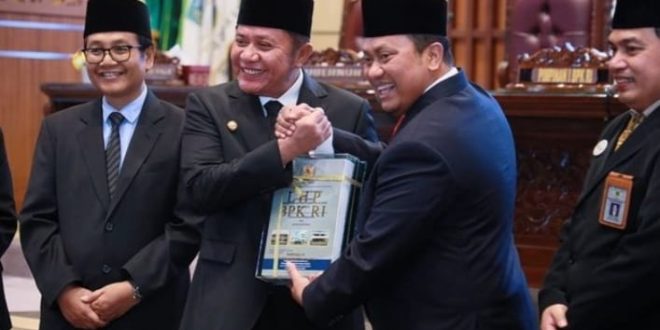 Pimpinan Pemeriksaan Keuangan Negara I, Nyoman Adhi Suryadnyaba menyerahkan Laporan Hasil Pemeriksaan (LHP) atas Laporan Keuangan Pemerintah Daerah (LKPD) Provinsi Sumsel Tahun 2022 pada Rapat Paripurna Istimewa di Gedung DPRD Provinsi Sumsel, Rabu (10/5) pagi. Foto : Humas Pemprov Sumsel.