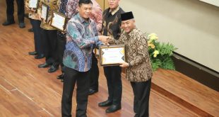 Pemkab Muba meraih indeks Monitoring Center for Prevention (MCP) tertinggi di Sumsel. Atas prestasi itu Pj Bupati Muba, Apriyadi menerima penghargaan dari Direktur Koordinasi dan Supervisi II KPK RI, Yudhiawan Wibisono, Kamis (11/5/2023). Foto : Dinkominfo Muba.
