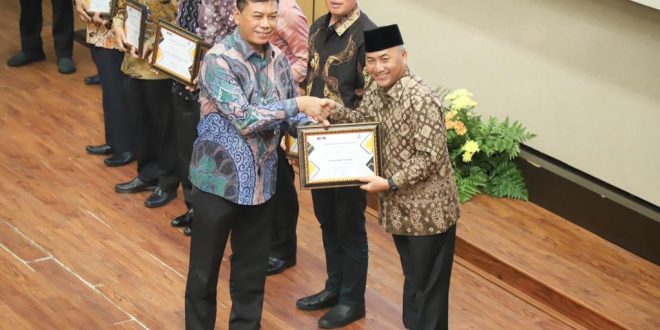 Pemkab Muba meraih indeks Monitoring Center for Prevention (MCP) tertinggi di Sumsel. Atas prestasi itu Pj Bupati Muba, Apriyadi menerima penghargaan dari Direktur Koordinasi dan Supervisi II KPK RI, Yudhiawan Wibisono, Kamis (11/5/2023). Foto : Dinkominfo Muba.