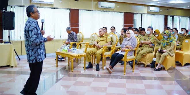 Direktur Koordinasi dan Supervisi II KPK RI, Yudhiawan Wibisono saat mengisi acara Rapat Koordinasi Program Pemberantasan Korupsi Terintegrasi wilayah Sumsel, Kamis (11/5/2023). Foto : Dinkominfo Muba.