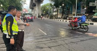 Polisi melakukan olah TKP atas kejadian pemotor tabrak mobil parkir di Cinde Palembang, Jumat (12/5/2023). Foto : Sumselheadline/Ela
