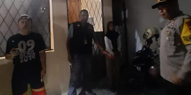 Polisi melakukan olah TKP pencurian sepeda motor di Lr Garuda 7 Ulu Palembang, Jumat (12/5/2023). Foto : Sumselheadline/Ela.