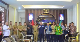 Walikota Lubuklinggau, HSN Prana Sohe saat bertemu Gubernur Sumsel Herman Deru di Pemprov Sumsel, Senin (8/5/2023). Foto : Humas Pemprov Sumsel.