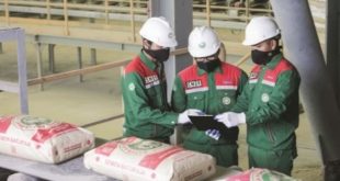 Para kayawan pabrik yang memproduksi Semen Batutara. Foto : Dok PT Semen Baturaja.