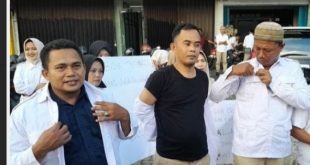 Sejumlah kader Partai Gerindra Palembang, Rabu (10/5/2023) menggelar aksi lepas baju partai, sebagai protes atas pencopotan Ketua Gerindra Palembang Akbar Alfaro dan sejumlah pengurus lainnya. Foto : Detik sumut.
