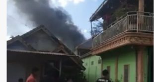 Asap mengepul dari salah satu rumah yang kamarnya terbakar di Kertapati, Palembang, Jumat (12/5/2023). Foto : Medsos.