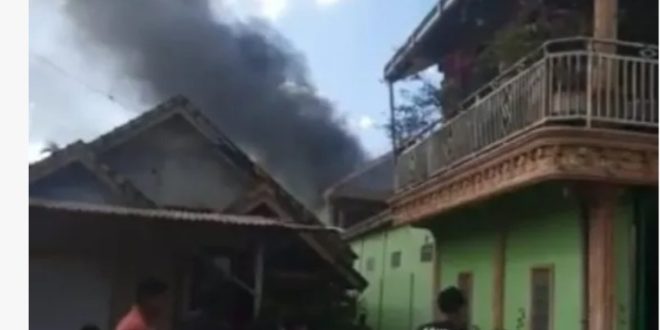 Asap mengepul dari salah satu rumah yang kamarnya terbakar di Kertapati, Palembang, Jumat (12/5/2023). Foto : Medsos.