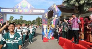 Gubernur Sumsel Herman Deru melepas parade budaya di Griya Agung, Palembang, Minggu (14/5/2023). Foto : Humas Pemprov Sumsel.