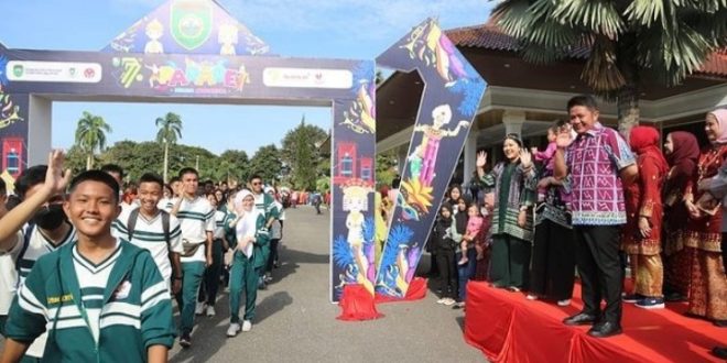 Gubernur Sumsel Herman Deru melepas parade budaya di Griya Agung, Palembang, Minggu (14/5/2023). Foto : Humas Pemprov Sumsel.