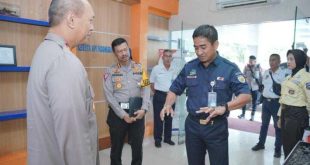 Kapolda Sumsel, Irjen Pol A Rachmad Wibowo mendapat penjelasan saat melaunching aplikasi Bravo beberapa waktu lalu. Foto : Dok Sumselheadline.