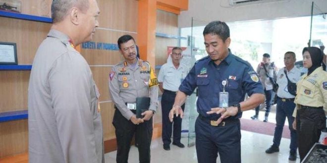 Kapolda Sumsel, Irjen Pol A Rachmad Wibowo mendapat penjelasan saat melaunching aplikasi Bravo beberapa waktu lalu. Foto : Dok Sumselheadline.