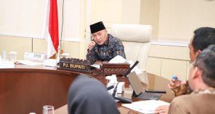 Pj Bupati Mubam Apriyadi memimpin rapat koordinasi penghapusan kemiskinan ekstrem dan konvergensi stunting tahun 2023 bertempat di Ruang Rapat Serasan Sekate, Jumat (5/5/2023). Foto : Dinkominfo Muba.