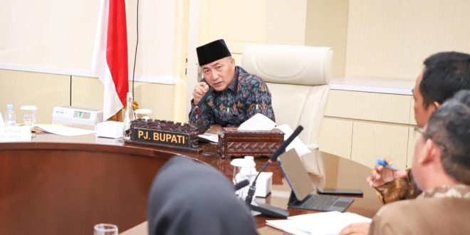Pj Bupati Mubam Apriyadi memimpin rapat koordinasi penghapusan kemiskinan ekstrem dan konvergensi stunting tahun 2023 bertempat di Ruang Rapat Serasan Sekate, Jumat (5/5/2023). Foto : Dinkominfo Muba.