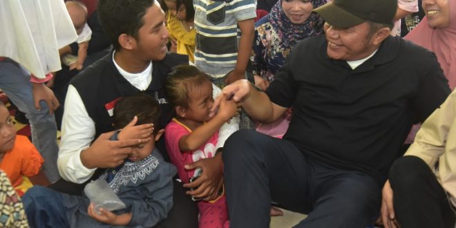 Di sela menghadiri kegiatan Law Intellectual Society (Lawcus) Fakultas Hukum Universitas Sriwijaya (Unsri), Gubernur Sumsel Herman Deru meladeni warga Sungai Pedado, Kertapati untuk foto bersama, Sabtu (13/5/2023). Foto : Humas Pemprov Sumsel.