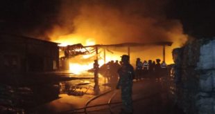 Api tampak mebakar gudang plastik di Karyajaya,m Kertapati, Palembang, Sabtu (13/5/2023) pukul 22.00. Foto : Sumselheadline/Ela.