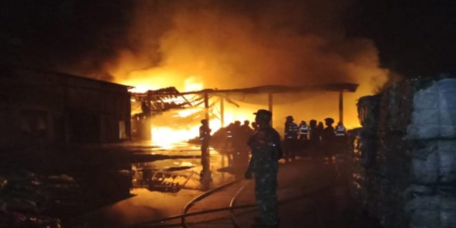 Api tampak mebakar gudang plastik di Karyajaya,m Kertapati, Palembang, Sabtu (13/5/2023) pukul 22.00. Foto : Sumselheadline/Ela.