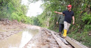 Pj Bupati Muba, Apriyadi meninjau langsung kondisi jalan di Desa Bandar Jaya Kabupaten Muba, Sabtu (6/5/2023). Foto : Dinkominfo Muba.