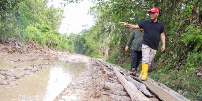 Pj Bupati Muba, Apriyadi meninjau langsung kondisi jalan di Desa Bandar Jaya Kabupaten Muba, Sabtu (6/5/2023). Foto : Dinkominfo Muba.