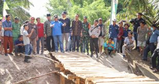 Pj Bupati Muba Apriyadi melihat kondisi jembatan darurat di Desa Tanjung Agung, Lais, Muba, pasca ambruknya jembatan beton beberapa waktu lalu, Sabtu (13/5/2023). Foto : Dinkominfo Muba.