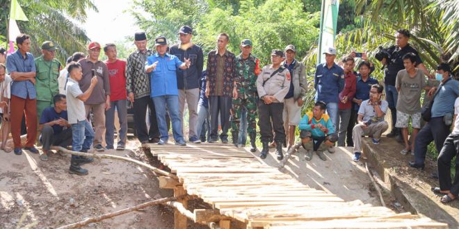 Pj Bupati Muba Apriyadi melihat kondisi jembatan darurat di Desa Tanjung Agung, Lais, Muba, pasca ambruknya jembatan beton beberapa waktu lalu, Sabtu (13/5/2023). Foto : Dinkominfo Muba.