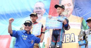 Pj Bupati Muba, Apriyadi bersama Giovanni Cornelius Gani atau akrab disapa Super Gio yang berhasil meraih dobel winner di dua Race sekaligus, sehingga mendapat Juara Umum di kelas Beginner di Sirkuit Skyland Sekayu, Minggu (7 /5/2023). Foto : Dinkominfo Muba.