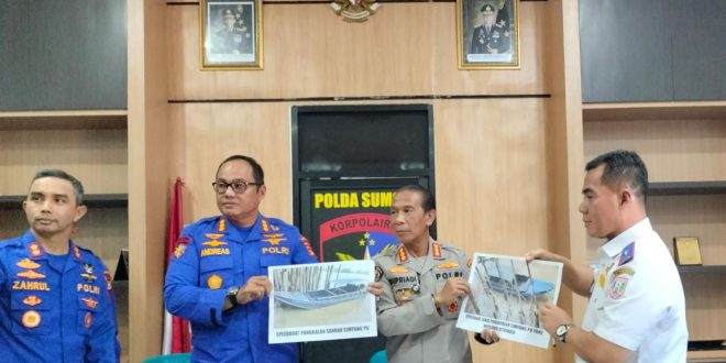 Direktur Polairud Polda Sumsel, Kombespol Andreas Kusmaedi jumpa pers di Markas Polairud Polda Sumsel, Kamis (11/5/2023). Foto : Sumselheadline/EEla.