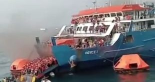 Suasana evakuasi penumpang dari kapal fery yang terbakar di kawasan Pelabuhan Merak, Banten, Sabtu (6/5/2023). Foto : Medsos.