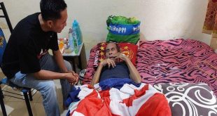 Kehadiran Sekda Ratu Dewa direspon dengan senyum oleh Kurnati Abdullah, wartawan senior Sumsel di kediamannya, Ariodilah Palembang, Sabtu (6/5/2023). Foto : Dok Pribadi/IST