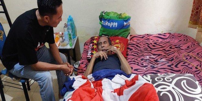 Kehadiran Sekda Ratu Dewa direspon dengan senyum oleh Kurnati Abdullah, wartawan senior Sumsel di kediamannya, Ariodilah Palembang, Sabtu (6/5/2023). Foto : Dok Pribadi/IST