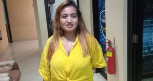 Lina, tersangka poenista agama yang wajib lapor ke Polda Sumsel, Kamis (11/5/2023). Foto : Sumselheadline/Ela.