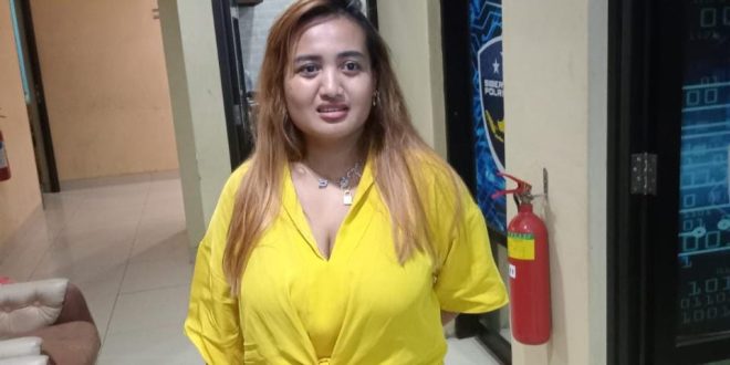 Lina, tersangka poenista agama yang wajib lapor ke Polda Sumsel, Kamis (11/5/2023). Foto : Sumselheadline/Ela.