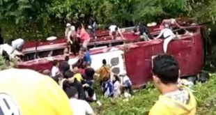 Suasana penyelematan warga yang berada di dalam bus yang meluncur masuk jurang di Tegal, Minggu (7/5/2023). Foto : Medsos.