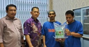Dua tersangka warga Sumbar yang dibekuk di tol Meseji, OKI, karena membawa 2 kg sabu, Kamis (11/5/2023). Foto : Sumselheadline/Ela.