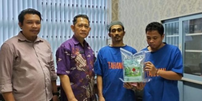 Dua tersangka warga Sumbar yang dibekuk di tol Meseji, OKI, karena membawa 2 kg sabu, Kamis (11/5/2023). Foto : Sumselheadline/Ela.
