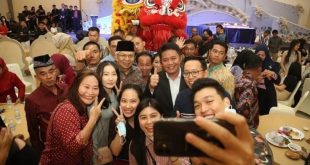 Para karyawan Promstone Ballroom foto bersama Gubernur Sumsel Herman Deru dan Wagub, Mawardi Yahya, Minggu (7/5/2023). Foto : Humas Pemprov Sumsel.