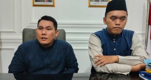 M Syarif Hidayat dan kuasa hukumnya Sapriadi Syamsudin, SH. Foto : Sumselheadline/Ela.