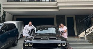 Raffi Ahmad dan istrinya Nagita, serta si cipung foto bersama di depan rumah barunya. Foto : IG raffinagita1717.