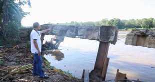 Pj Bupati Muba, Apriyadi melihat langsung kondisi turap di Desa Bailangu, Muba, Sabtu (13/5/2023). Foto : Dinkominfo Muba.